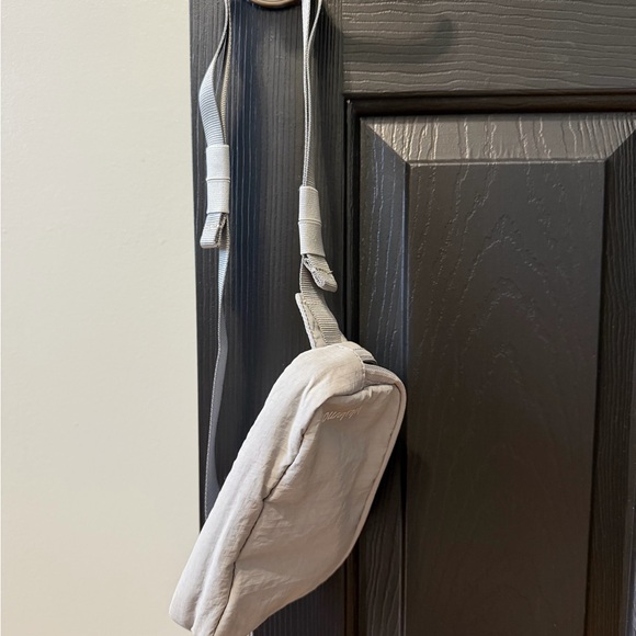 lululemon athletica Light Gray Waist Pack - Minimalist Belt Bag - Picture 4 of 4